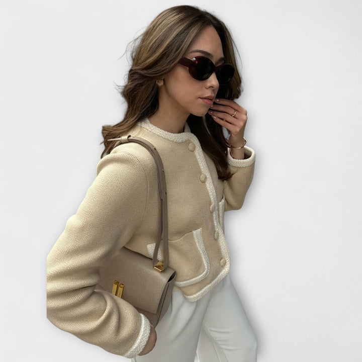 Klasikinis švarkas su dekoratyvinėmis kišenėmis